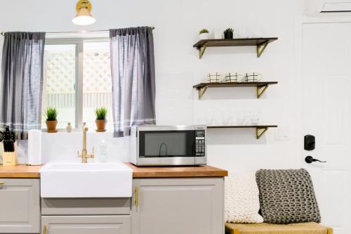 Tranquil Getaway Retreat Sleeps 8 Guest Home in Los Angeles, USA