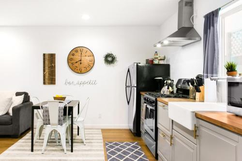 Tranquil Getaway Retreat Sleeps 8 Guest Home in Los Angeles, USA