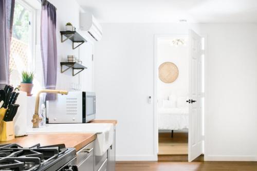 Tranquil Getaway Retreat Sleeps 8 Guest Home in Los Angeles, USA