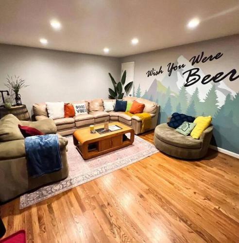 Pool Table, Arcade, Lounge - Beer Inspired BnB