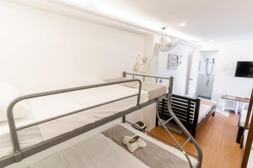 1 double bed, 2 twin beds, 2 bunk beds