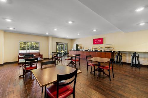 Red Roof Inn & Suites Albany GA - image 11