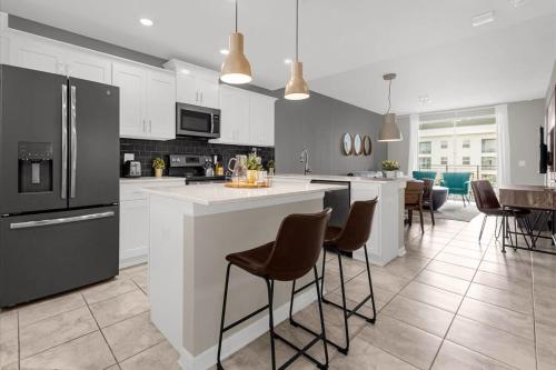 Upstay—Stylish Condo w Patio, Storey Lake Resort