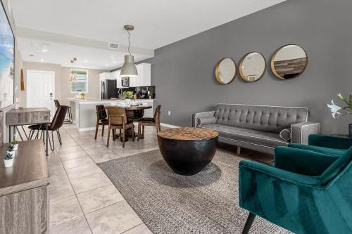 Upstay—Stylish Condo w Patio, Storey Lake Resort