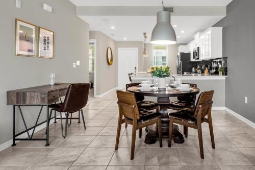 Upstay—Stylish Condo w Patio, Storey Lake Resort