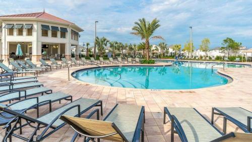 Upstay—Stylish Condo w Patio, Storey Lake Resort