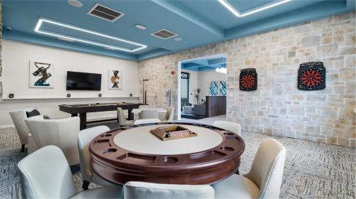 Upstay—Stylish Condo w Patio, Storey Lake Resort