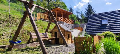 Chata pod kopcom obrázok