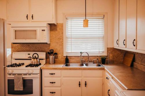 The Burrow-Cozy 3 BDRM HM - Free Parking in Waxahachie, USA