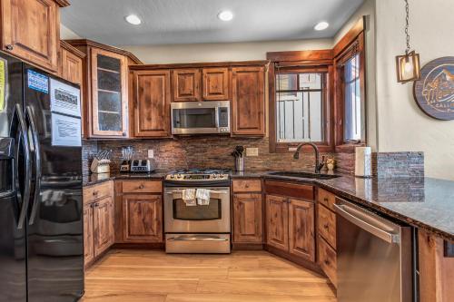 Rolling Ridge Lodge 30C by Great Western Lodging in Silverthorne, USA