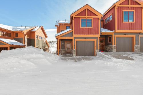 Rolling Ridge Lodge 30C by Great Western Lodging in Silverthorne, USA