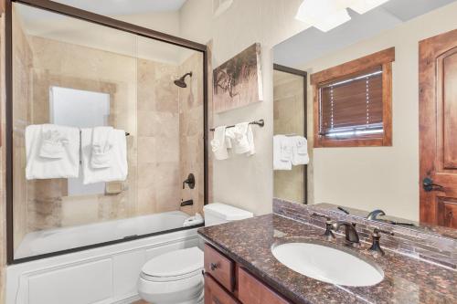 Rolling Ridge Lodge 30C by Great Western Lodging in Silverthorne, USA