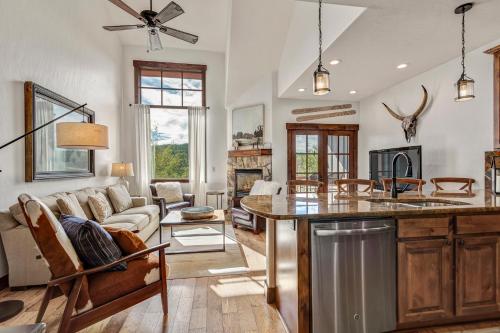 Rolling Ridge Retreat 40B by Great Western Lodging in Silverthorne, USA