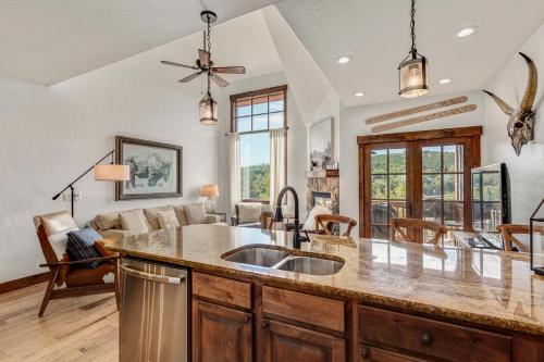 Rolling Ridge Retreat 40B by Great Western Lodging in Silverthorne, USA