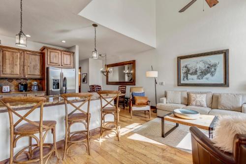 Rolling Ridge Retreat 40B by Great Western Lodging in Silverthorne, USA