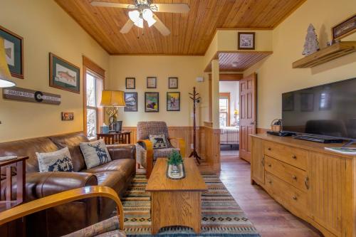 Riverfront Cabin about 4 Mi to Granby Ranch! in Granby, USA