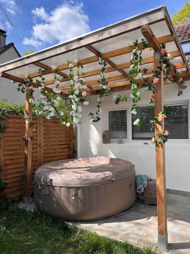 Pezsgőfürdő, La Bulle spa barbecue netflix - Paris Orly in Sainte-Geneviève-des-Bois