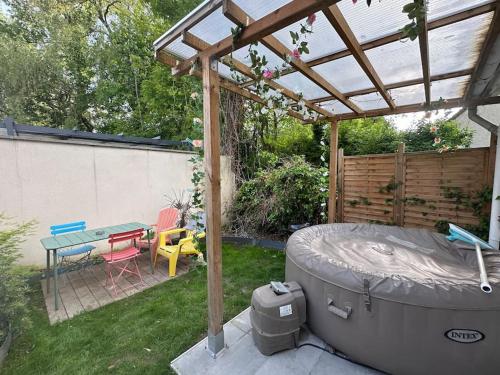 Erkély/terasz, La Bulle spa barbecue netflix - Paris Orly in Sainte-Geneviève-des-Bois