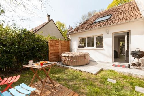 Pezsgőfürdő, La Bulle spa barbecue netflix - Paris Orly in Sainte-Geneviève-des-Bois