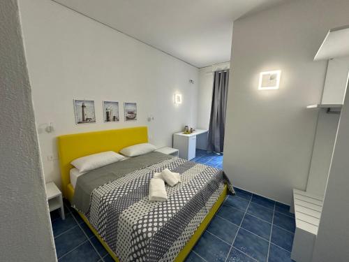 1 queen bed, 1 double bed