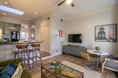 Private Patio Retreat in Charming Downtown near Bonaventure Cemetary