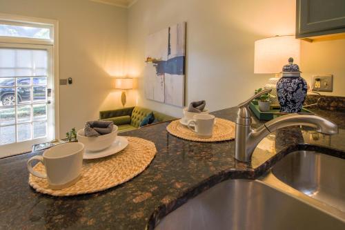 Private Patio Retreat in Charming Downtown near Bonaventure Cemetary