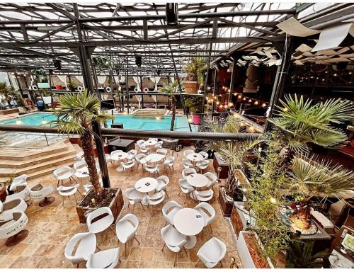 Peldbaseins, La Vella Resort in Dubova