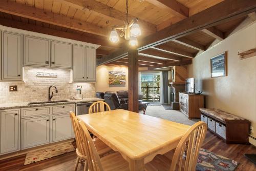 Treehouse Chateau by Great Western Lodging in Silverthorne, USA