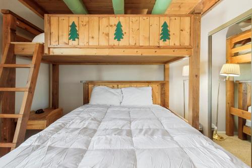 Treehouse Chateau by Great Western Lodging in Silverthorne, USA