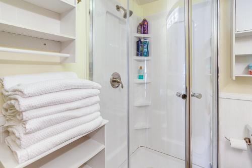 Waterfront Port Clinton Cottage with Fire Pit! Waterfront Port Clinton Cottage with Fire Pit!