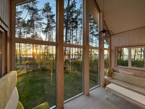 Omgivelser, River bank vacation home in Babite