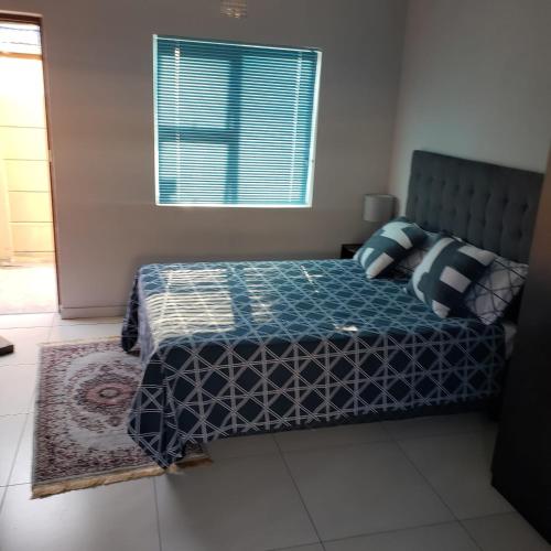 Bees Villiers - image 6