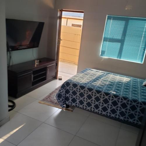 Bees Villiers - image 5