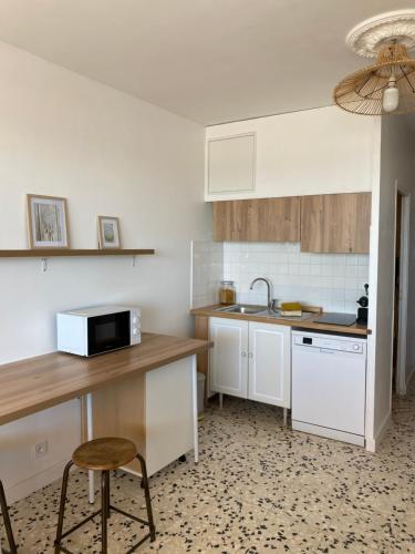 Kitchen, Studio Mer Les 3 Tresors near Thai Phitsanulok Restaurant
