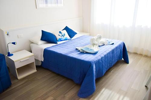 1 king bed, 1 sofa bed