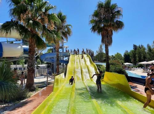 Water park, La Carabasse 4 etoiles Mobilhome 6 personnes, 3 chambres tout confort in Vias