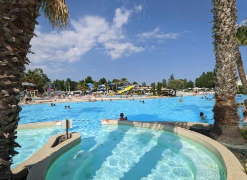 Water park, La Carabasse 4 etoiles Mobilhome 6 personnes, 3 chambres tout confort in Vias