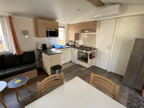 Kitchen, La Carabasse 4 etoiles Mobilhome 6 personnes, 3 chambres tout confort in Vias