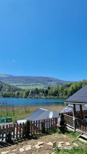 Chalet bord de lac+ piscine