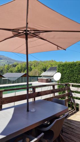 Chalet bord de lac+ piscine