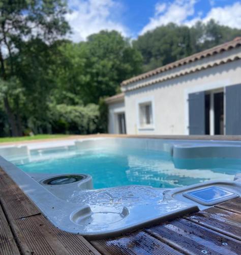 Maison au calme avec un spa de nage - Location, gîte - Valbonne