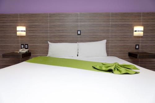 Standard King Room image 10