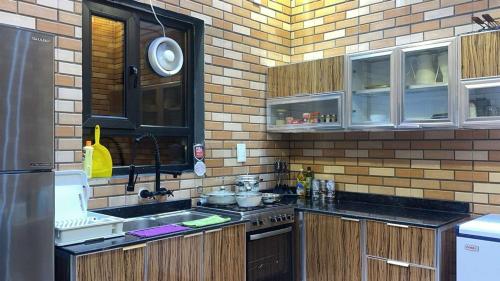 Kitchen, استراحه فندقيه فخمه نطاق المدينه بخصم ترويجي in Barka