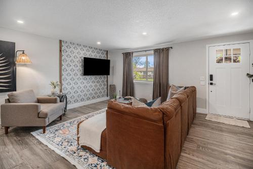 Heights Hideaway - Great Location - Game and Movie Room in Westminster, USA
