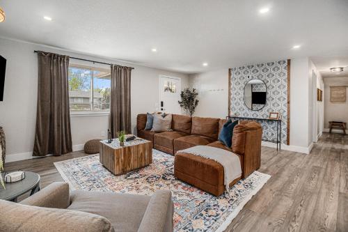 Heights Hideaway - Great Location - Game and Movie Room in Westminster, USA