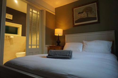 Unique Cardiff Centre couples retreat, 1 bed maisonette - Tap to explore photos