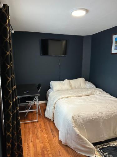 Fidelia Crystal Room, Queen Bed minutes from Newark Liberty International Airport and Newark Penn Station in Irvington, USA