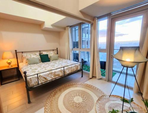 BGC Uptown Parksuites King Bed with Balcony Sunset and City View, Manila