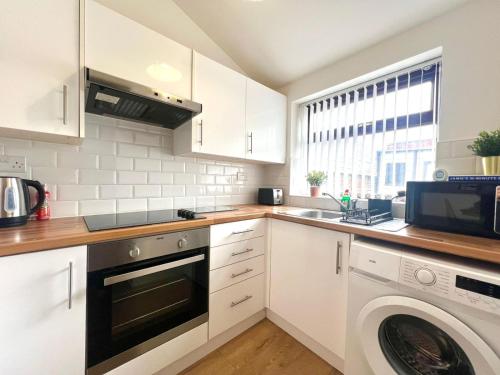 keuken, Quaint 2Bed House near Wigan Centre in Wigan