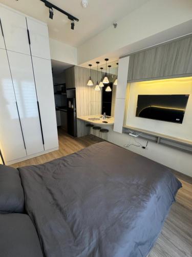 Studio Unit 5 mins to IT Park with Pool, Wifi & Netflix